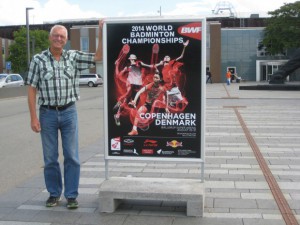 Karsten Friis er en af flere frivillige, der skaffer kontrollører til badminton-VM. Her ses han foran Ballerup Rådhus med en af de mange plakater, der skal gøre opmærksom på mesterskaberne, der foregår i sidste uge af august. Foto: Birte Bachmann